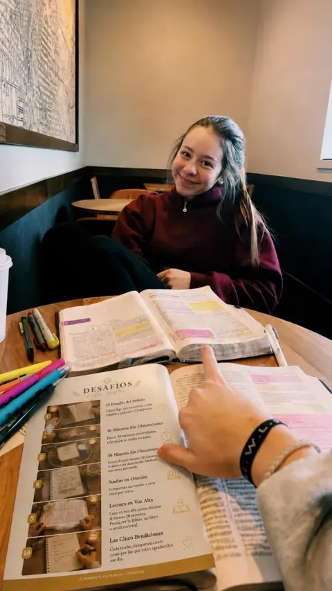 Búsqueda del Tesoro sobre la Biblia abierta