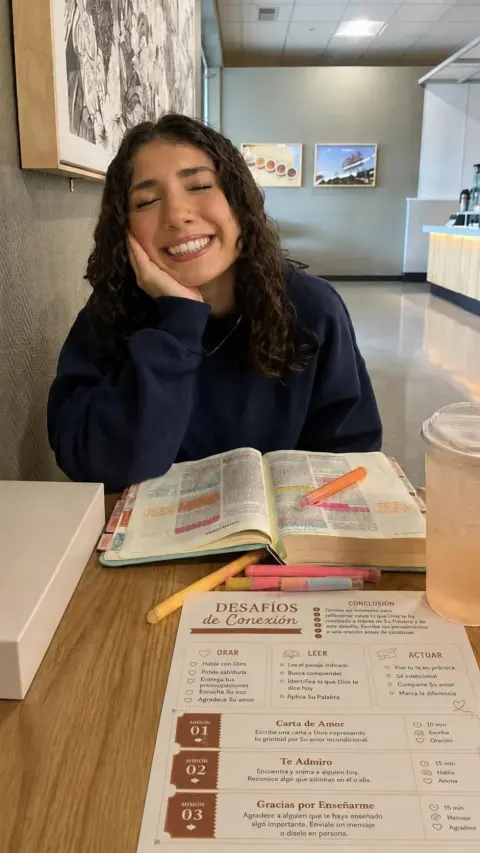 Clienta sonriendo junto al material Desafíos de Conexión