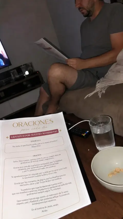 Pareja tomada de la mano sobre las Cartas Verdad o Reto Cristiano